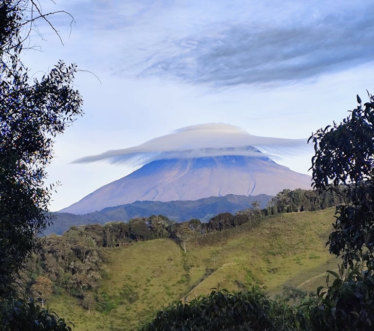 Cumbre del Cerro Guambeima con vista a los Nevados