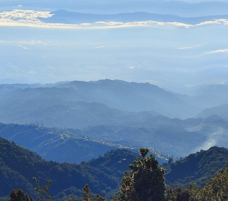 Vista de Anzoategui y sur red de montañas desde el cerro Guambeima