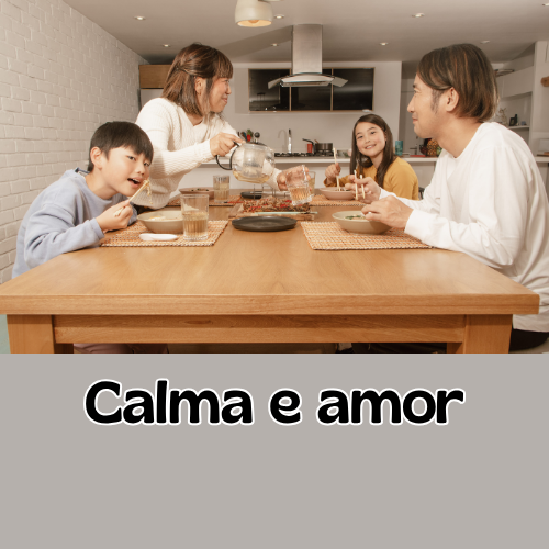 família comendo juntos e felizes