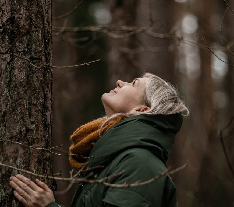 Moteris prisiglaudus prie meždio