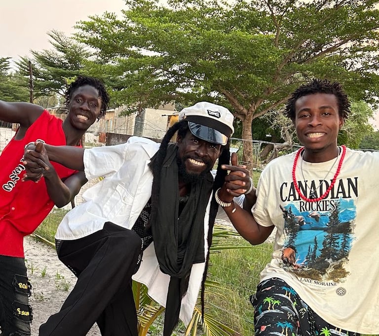 Image montrant une partie de l'équipe de l'association Bourokk : Hassan, Cobra et Zoom Sene