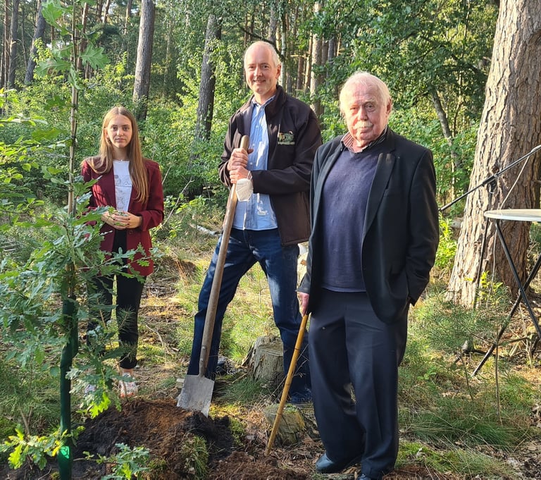 Jörg Grube hier beim Pflanzen einer Eiche in Krelingen