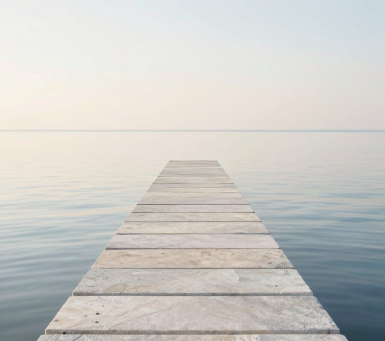 muelle de madera sobre el mar en calma
