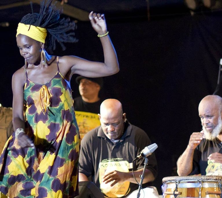 Joueurs et danseuse de Gwoka