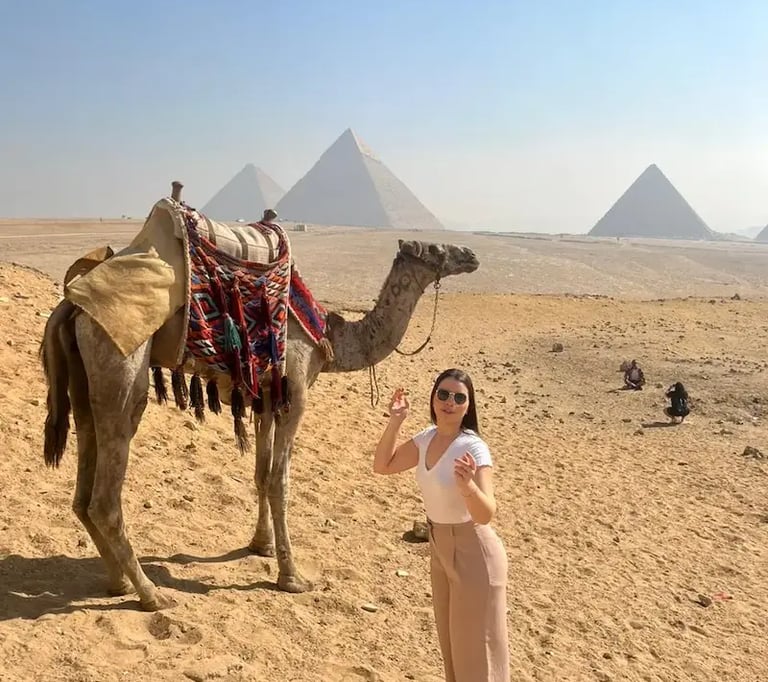 Visita guiada às Pirâmides de Gizé , passeio de camelo com o Guia de Egito