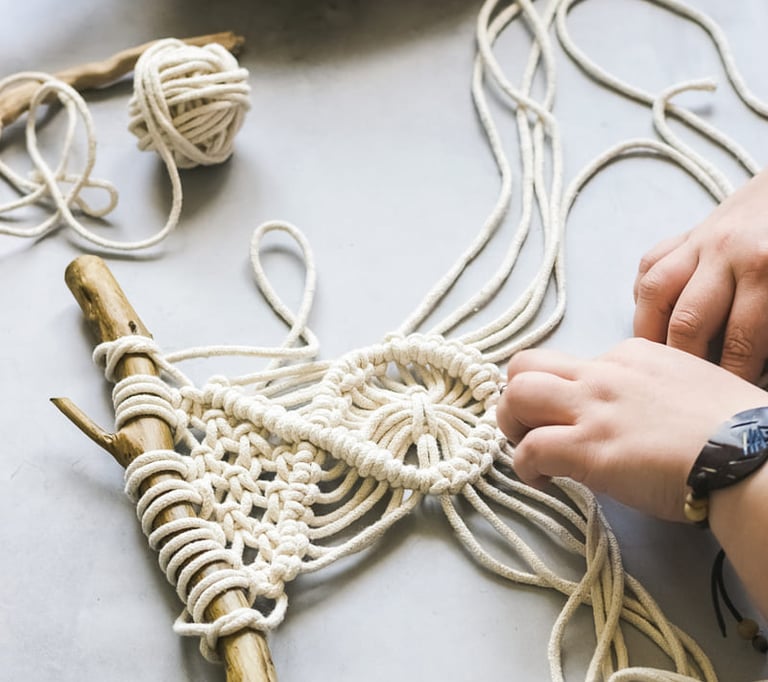 Creadora de macramé artesanal hecho a mano.