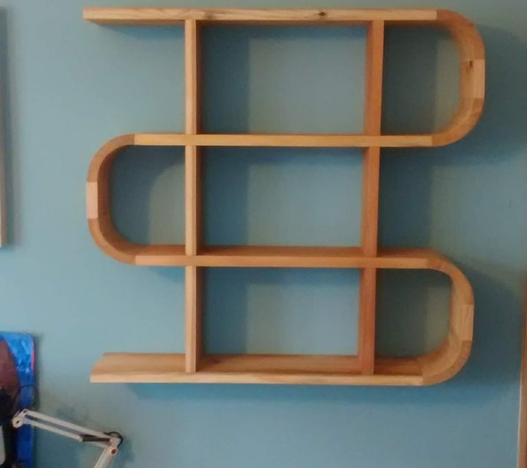 Set of 4 wall-mounted wooden shelves in an S shape