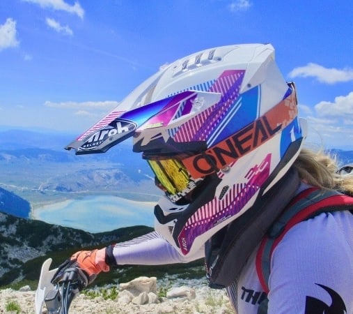 Freiheit-und-Fokus-Profilansicht-von-Yoalehrerin-Anja-auf-dem-Motorrad-vor-malerischer-Berg-und-Seekulisse