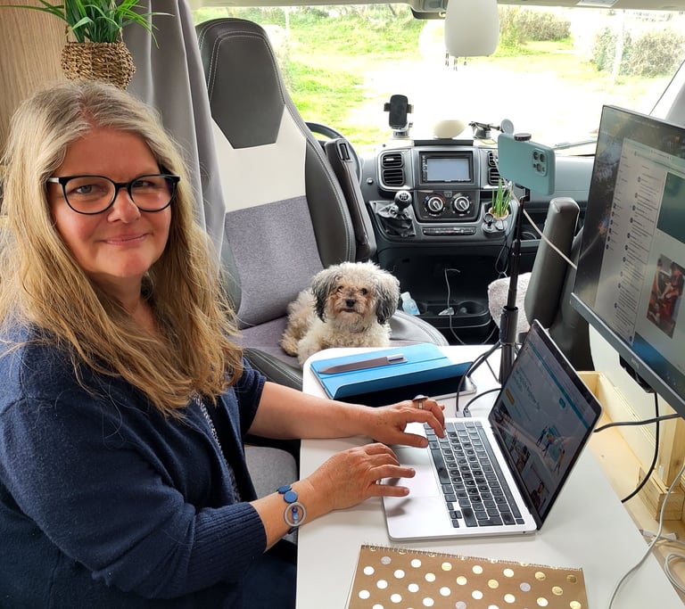 Katja beim Arbeiten im Wohnmobil