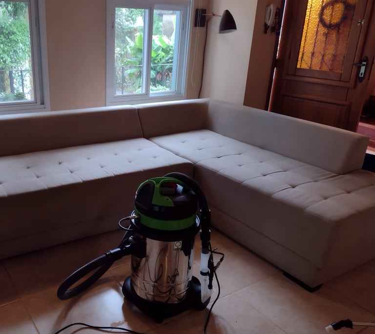 Higienização de sofá modular bege em Campinas com máquina extratora no ambiente residencial