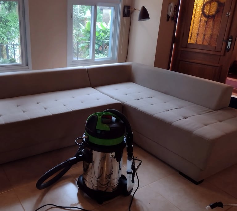 Higienização de sofá modular bege em Campinas com máquina extratora no ambiente residencial