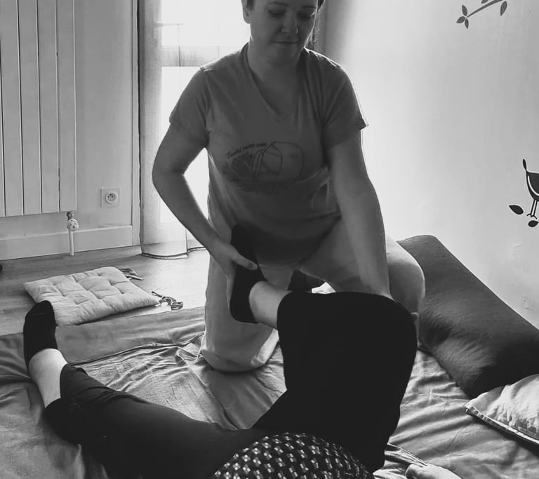 Tenue souple et chaussettes propres pour les mobilisations de l'articulation coxo-fémorale