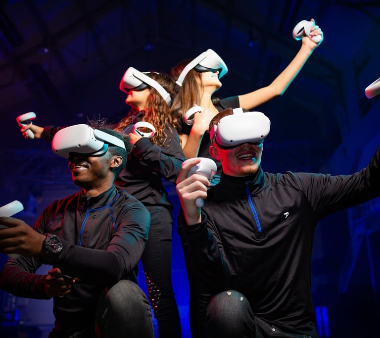 Cuatro jovenes posan con gafas de realidad virtual