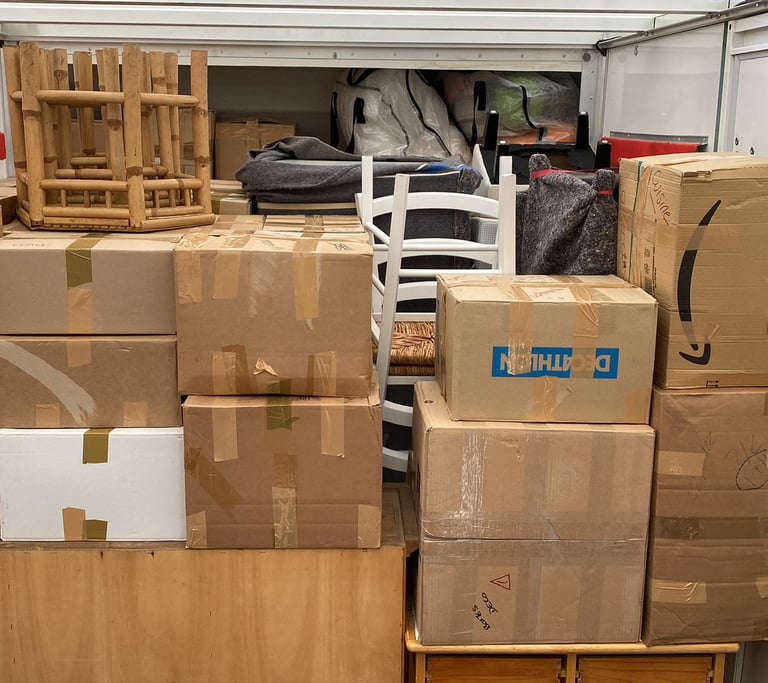 Meubles chargés dans une camionnette