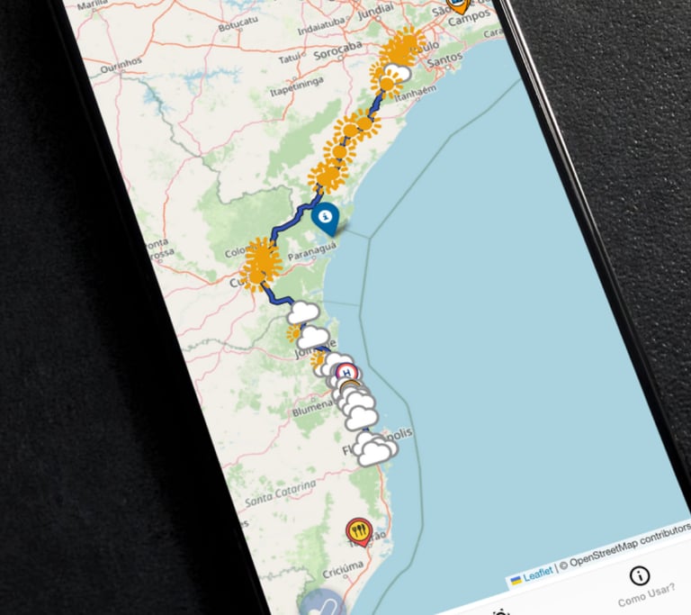 um celular que mostra um mapa com previsão do tempo ao longo da rota