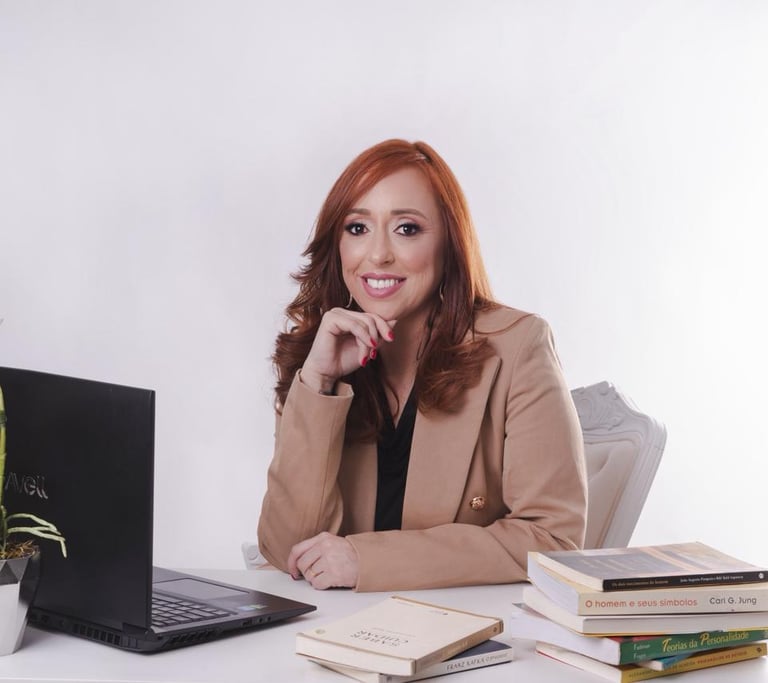 psicóloga em seu consultório com livros e computador