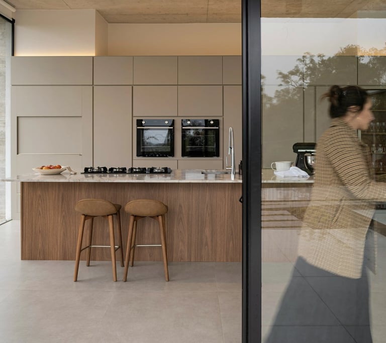 Cuisine sur mesure avec îlot central en bois et façades beige conçue par cuisiniste à Caen