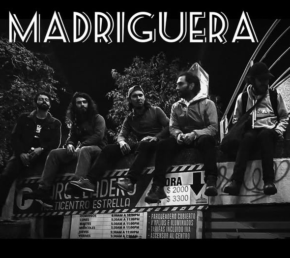 La banda alternativa Madriguera sentada sobre un borde, en una fotografía en blanco y negro