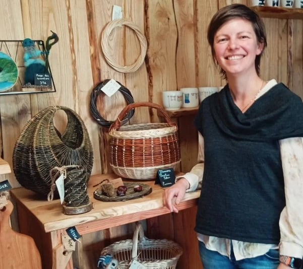 Pauline Sitter Portrait avec ses objets en osier tressés à la main