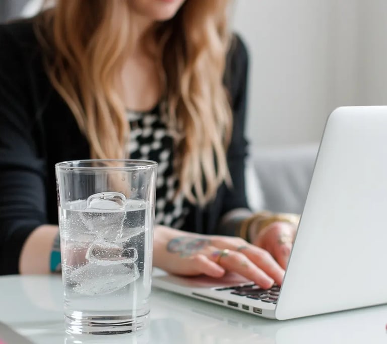 Manos tecleando en un ordenador, invitación a contactar para discutir proyectos digitales.