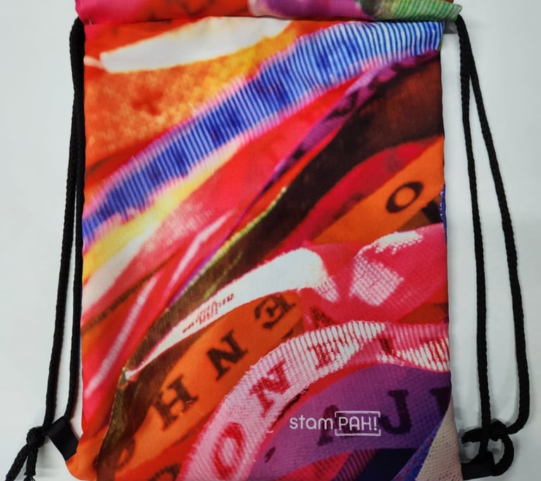 Imagem de uma mochila em sublimação com detalhes das fitas do nosso senhor do Bonfim