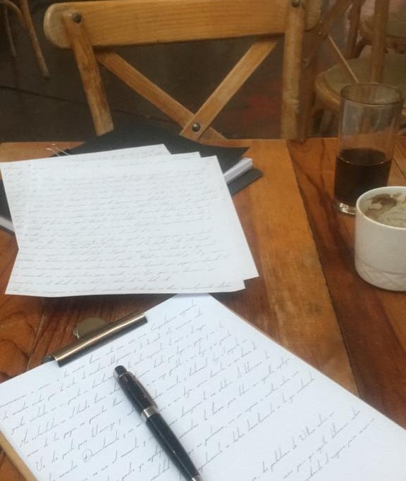 Fotografía de un texto en desarrollo por la pluma y letra del escritor IsraelMR
