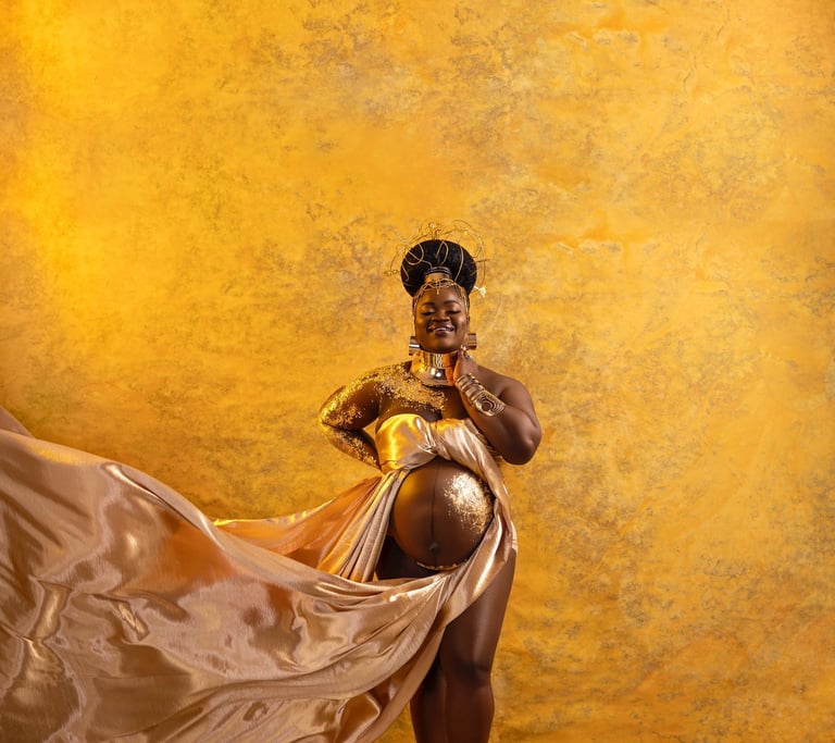 Femme noire enceinte vêtue d'une robe dorée flottante