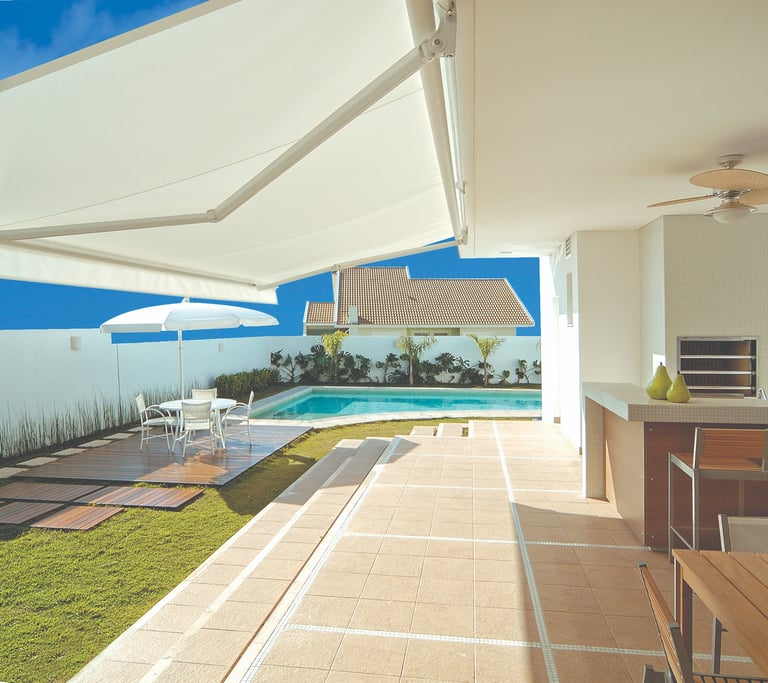 um toldo articulado em uma área gourmet em Birigui