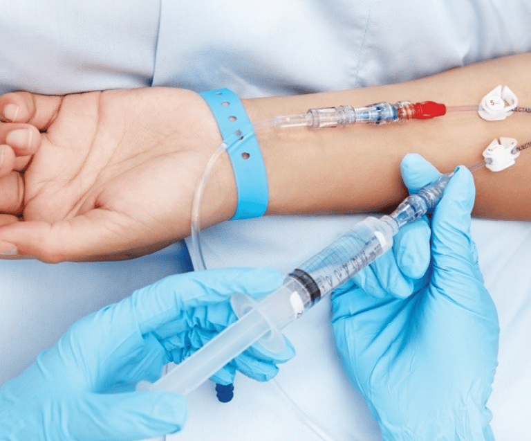 Paziente con un PICC al braccio