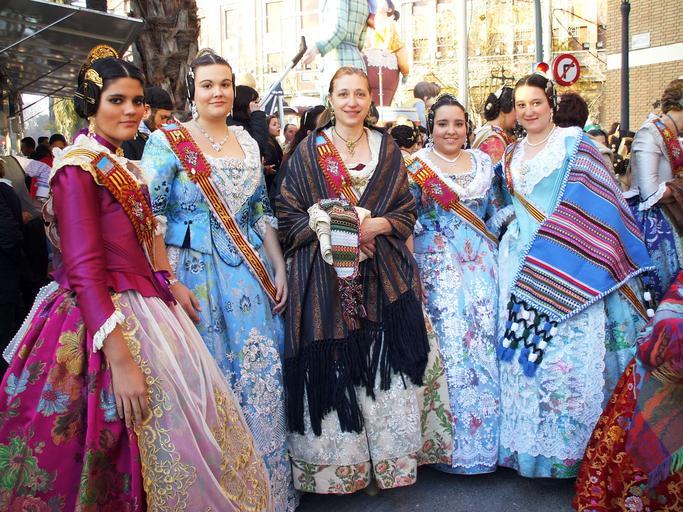 Falleras, con el traje típico