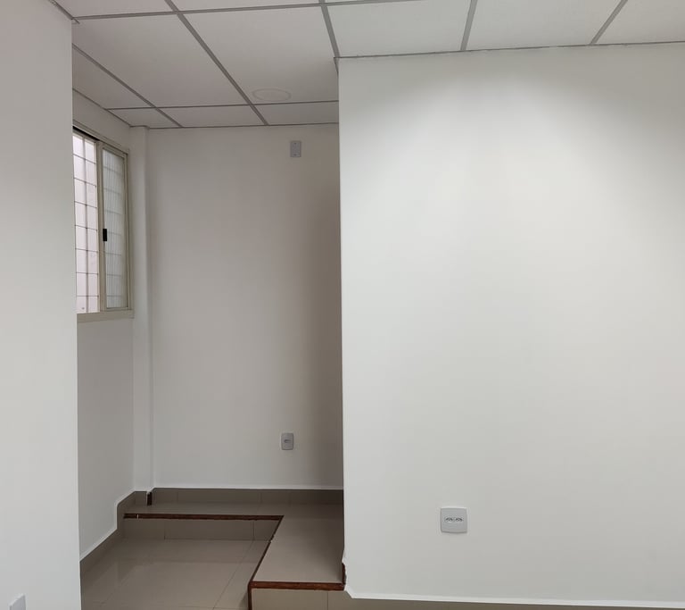 ampla sala com teto removível e acústico