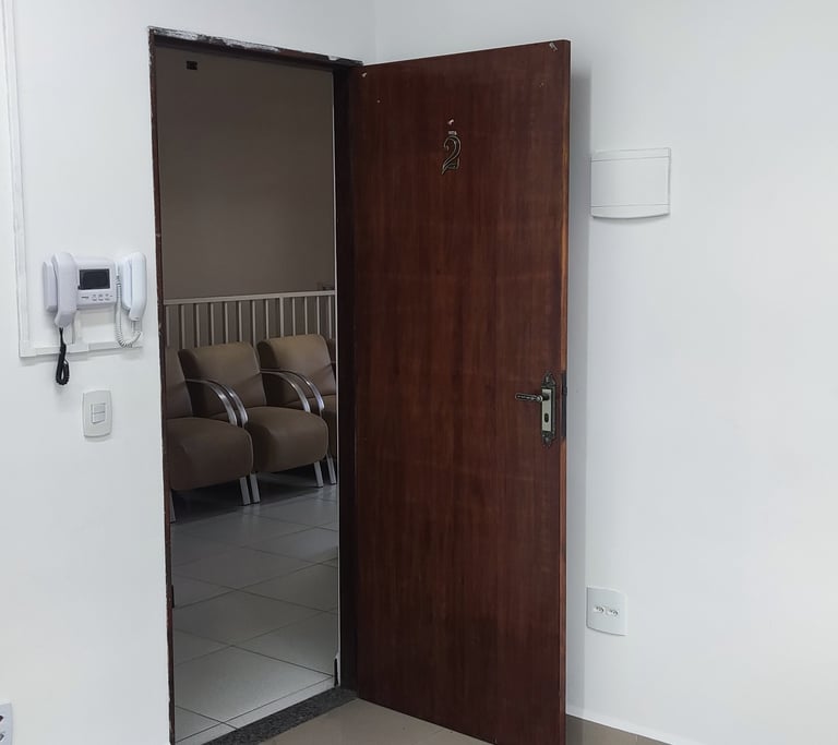 sala com interfone e com câmera