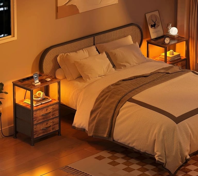 Criado mudo com portas USB 110V Mesa de cabeceira com estação de carregamento