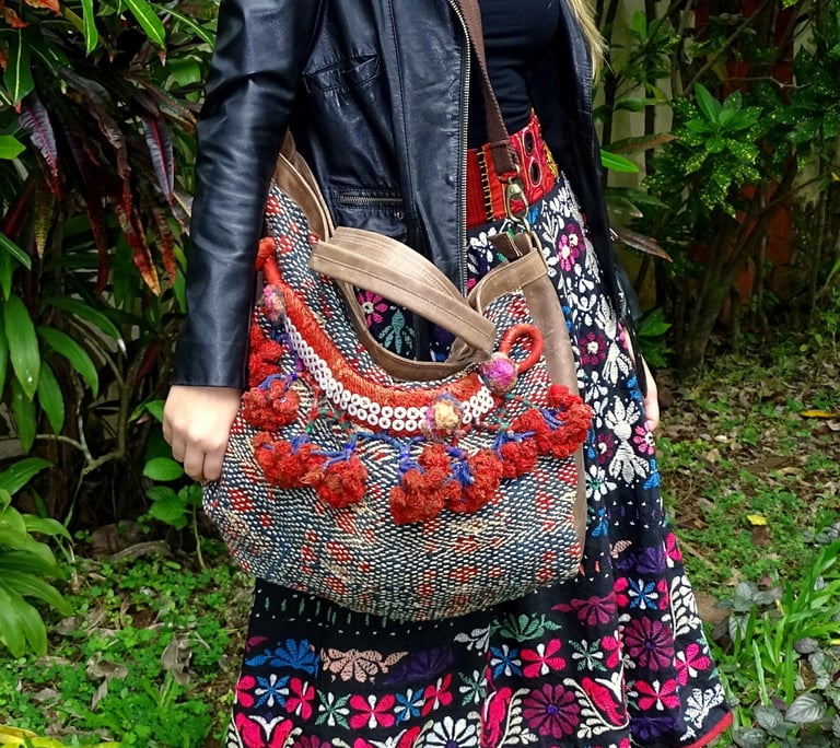 la modella in dossa una borsa Traveller realizzata con tessuti tribali