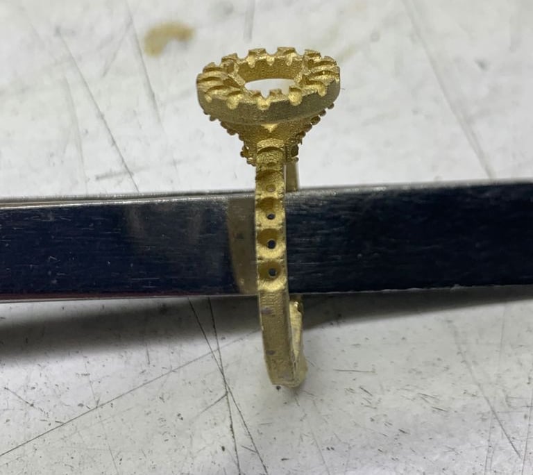 Vista Lateral Vaciado sin pulir Anillo de Compromiso Halo oro 18k