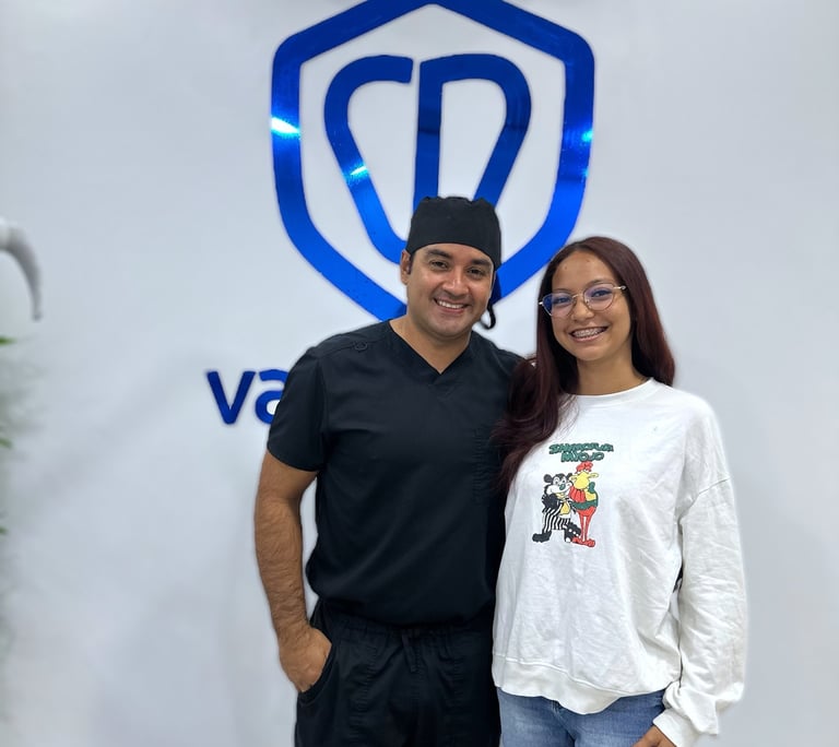 Paciente satisfecha sonriendo después de tratamiento dental en Dentista Manta y El Carmen