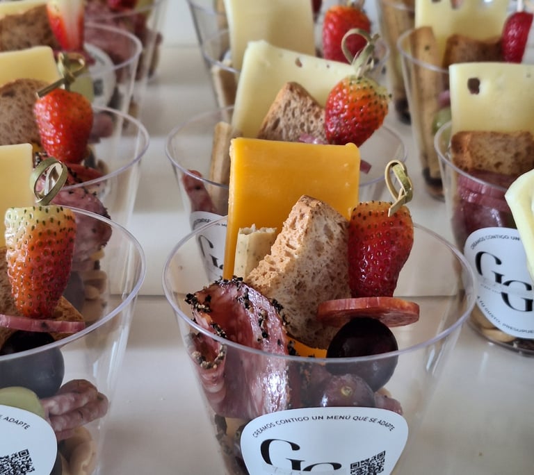Sección gourmet de quesos, fiambres y frutas.