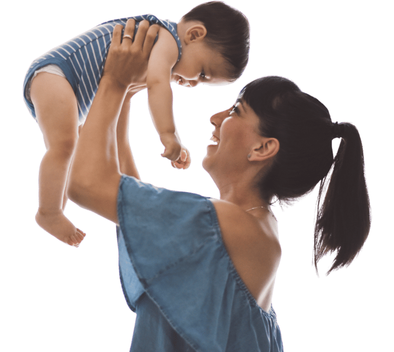 Mae segurando o filho