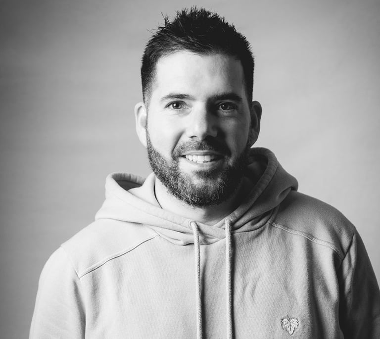 Portrait en noir et blanc de Cyril Steau, photographe professionnel à Paris, pris en studio, regard vers l’objectif.