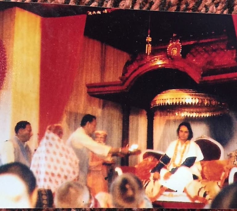 Shri Muniraji e devoti offrono puja a Babaji