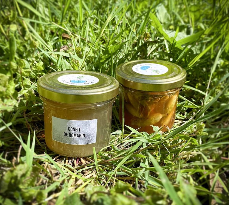 pots de confit et de pickles posés sur l'herbe, fait maison et entièrement naturel