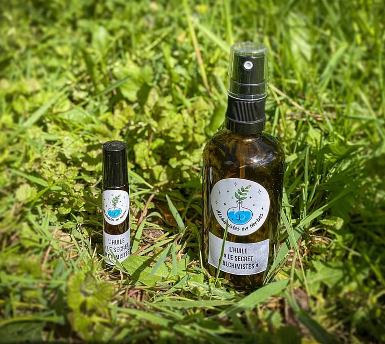 bouteille et roll-on d'huile bien-être fabriquée artisanalement, posé sur l'herbe