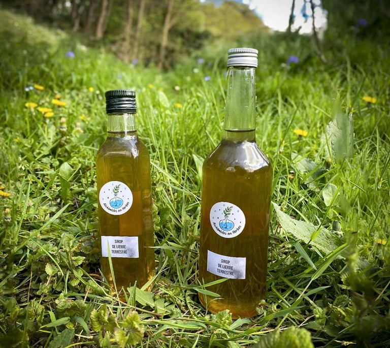 bouteilles de sirop artisanal, posées sur l'herbe