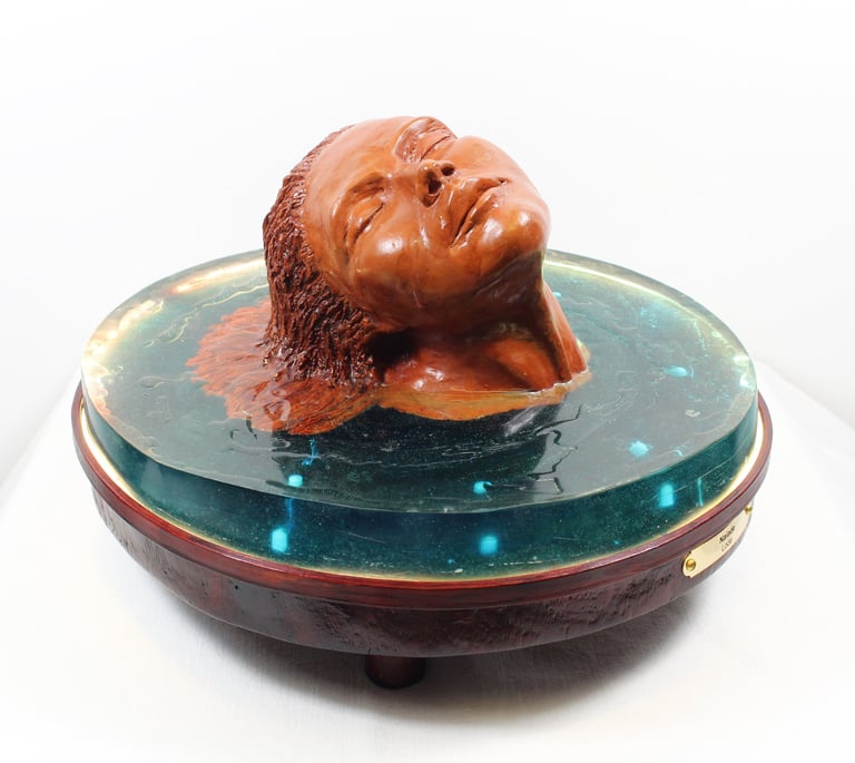 Sculpture de l'artiste Lode intitulée Naïade, représentant le buste d'une femme dans l'eau.  