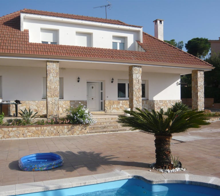 Piscina privada en el jardín de la vivienda.