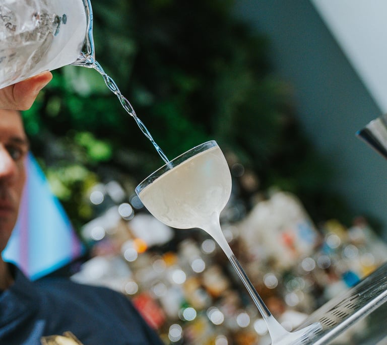 Preparazione del Tassoni Gimlet firmato da Bruno Vanzan