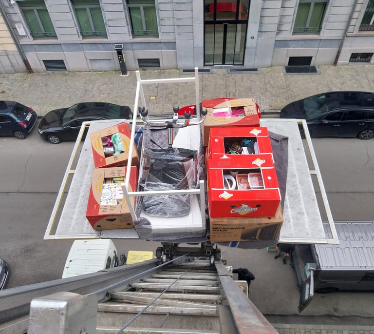 Lift qui monte des cartons