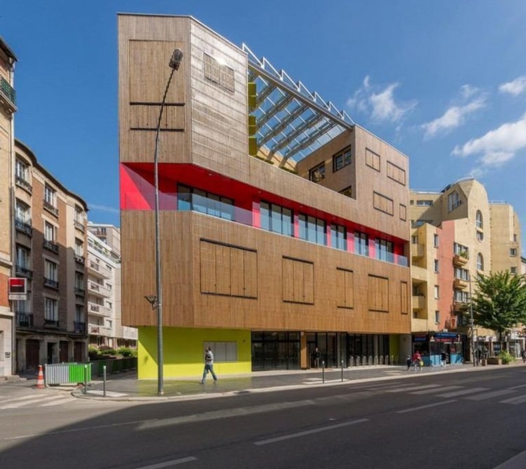 Bâtiment moderne avec bardage bois – façade architecturale
