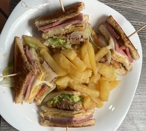 sándwich de lechuga, tomate, jamón york, queso, espárragos, beicon y tortilla francesa
