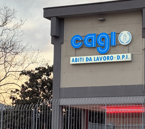 Insegna del negozio Cagiancona, leader in Italia per abbigliamento da lavoro, dispositivi di protezi